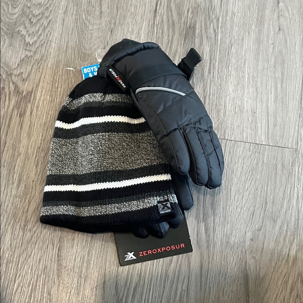 ZeroXposur Black and White Striped Hat with Gloves